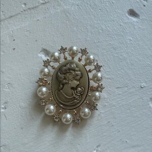 Elegant Gold and Pearl Cameo Brooch